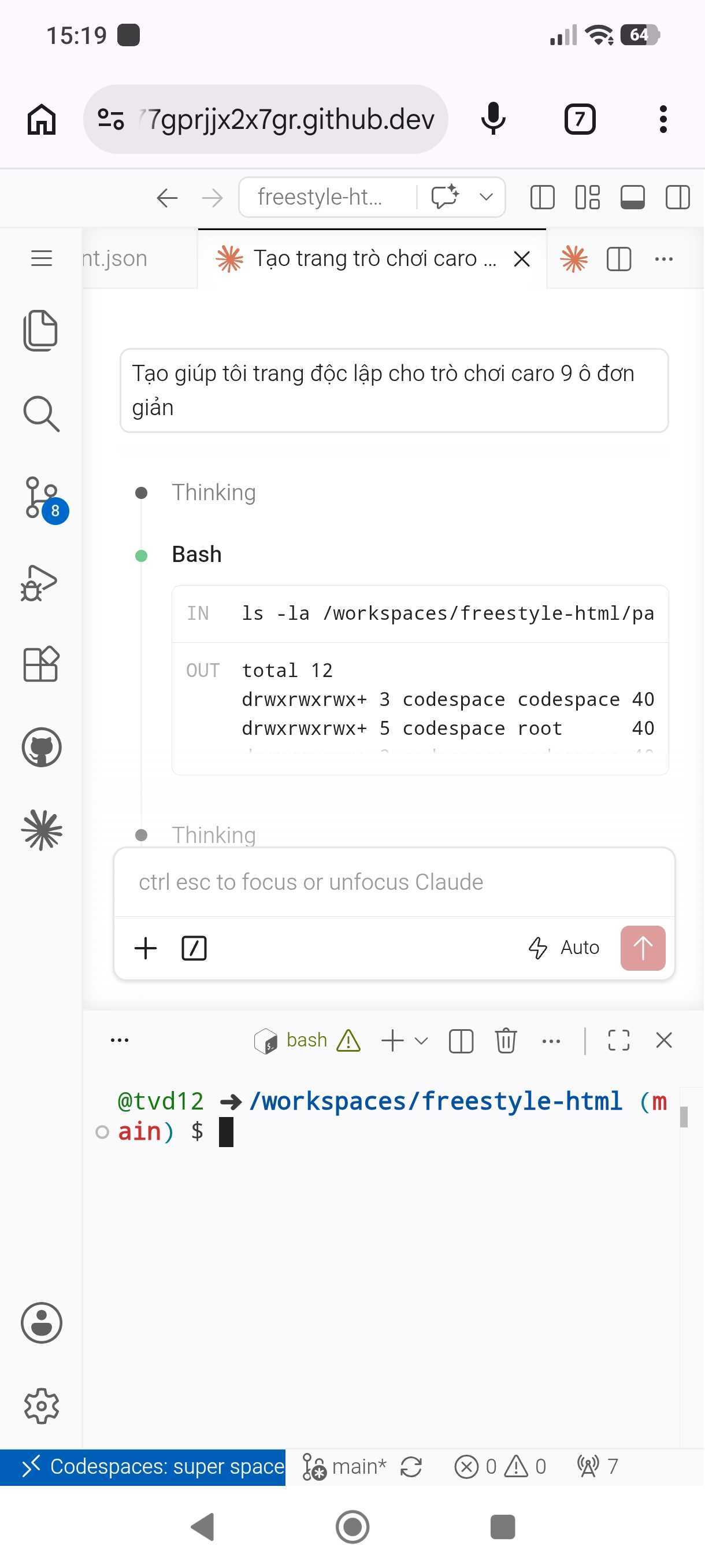 Panel Claude Code trong VS Code for Web trên điện thoại hiển thị prompt Tạo giúp tôi trang độc lập cho trò chơi caro 9 ô đơn giản, bên dưới là bước Thinking và lệnh Bash liệt kê thư mục pages của dự án