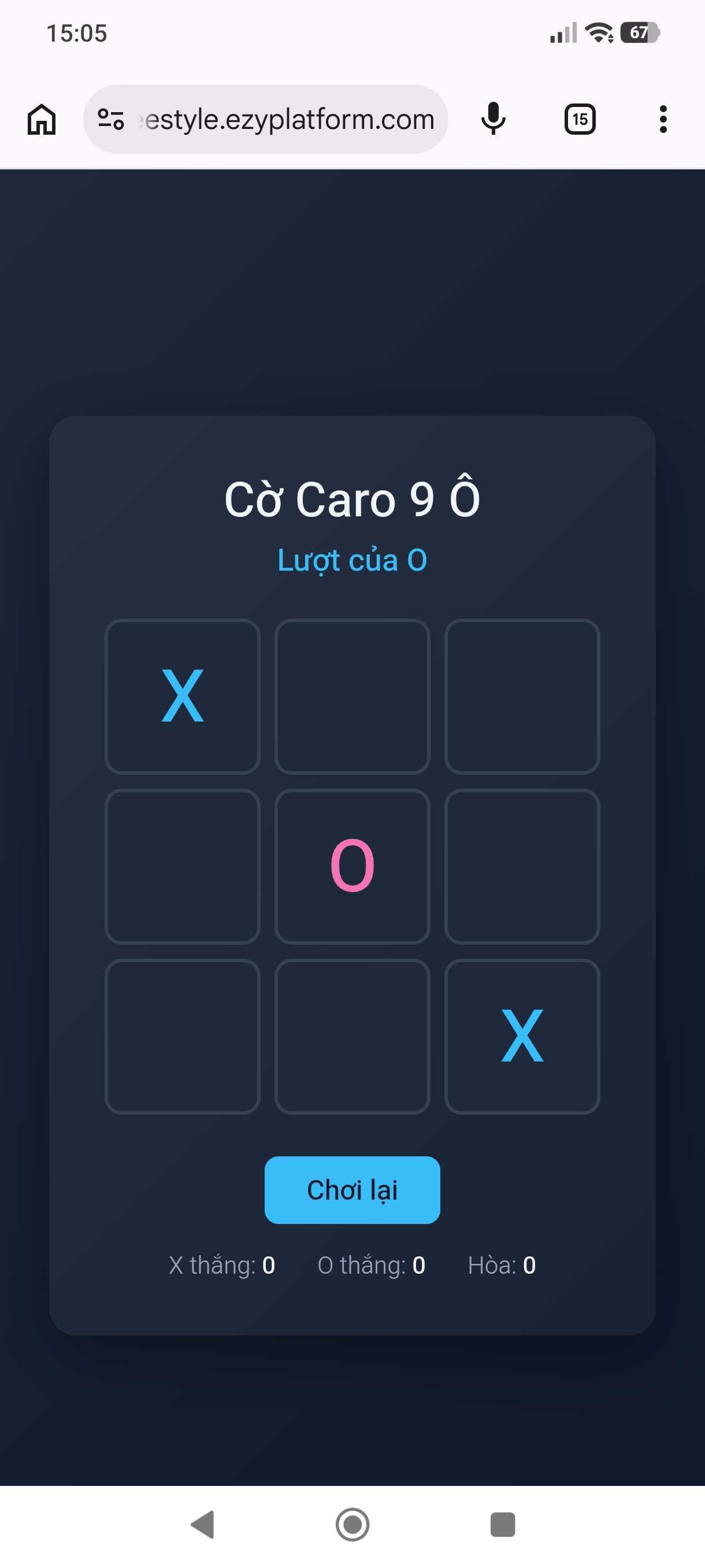 Trang trò chơi Cờ Caro 9 Ô chạy trên trình duyệt điện thoại tại địa chỉ freestyle.ezyplatform.com, nền tối, lưới 3x3 với hai nước X đã đánh và một nước O ở giữa, nút Chơi lại và bảng thống kê X thắng, O thắng, Hòa đều bằng 0