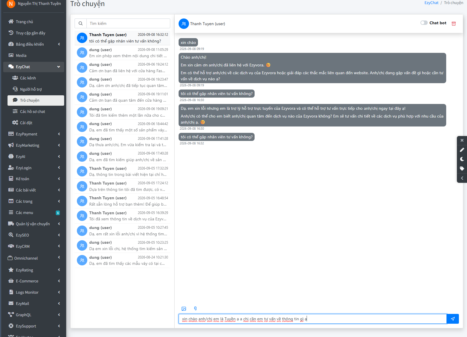Nhân viên xem lại nội dung trao đổi trước đó với chatbot
